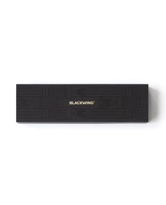 Et maintenant, le set essentiel : https://blackwing602.com/products/blackwing-pencil-essentials-set?_pos=2&_psq=set&_ss=e&_v=1.0