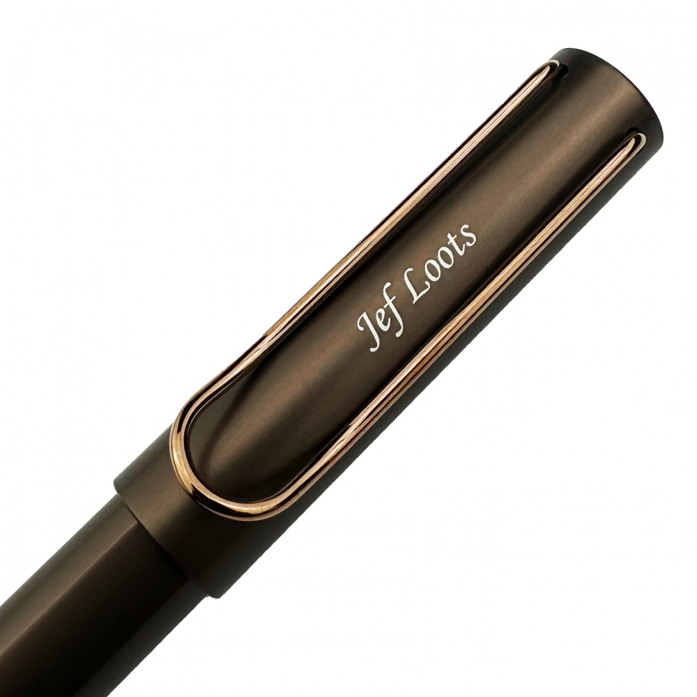 Lamy LX Live Deluxe Marron</br> Police : Corsiva